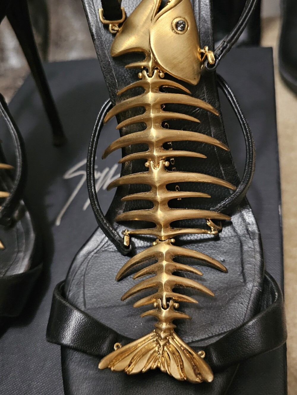 RARE Giuseppi Zanotti Black and Gold Fishbone Sandals - Picture 3 of 16